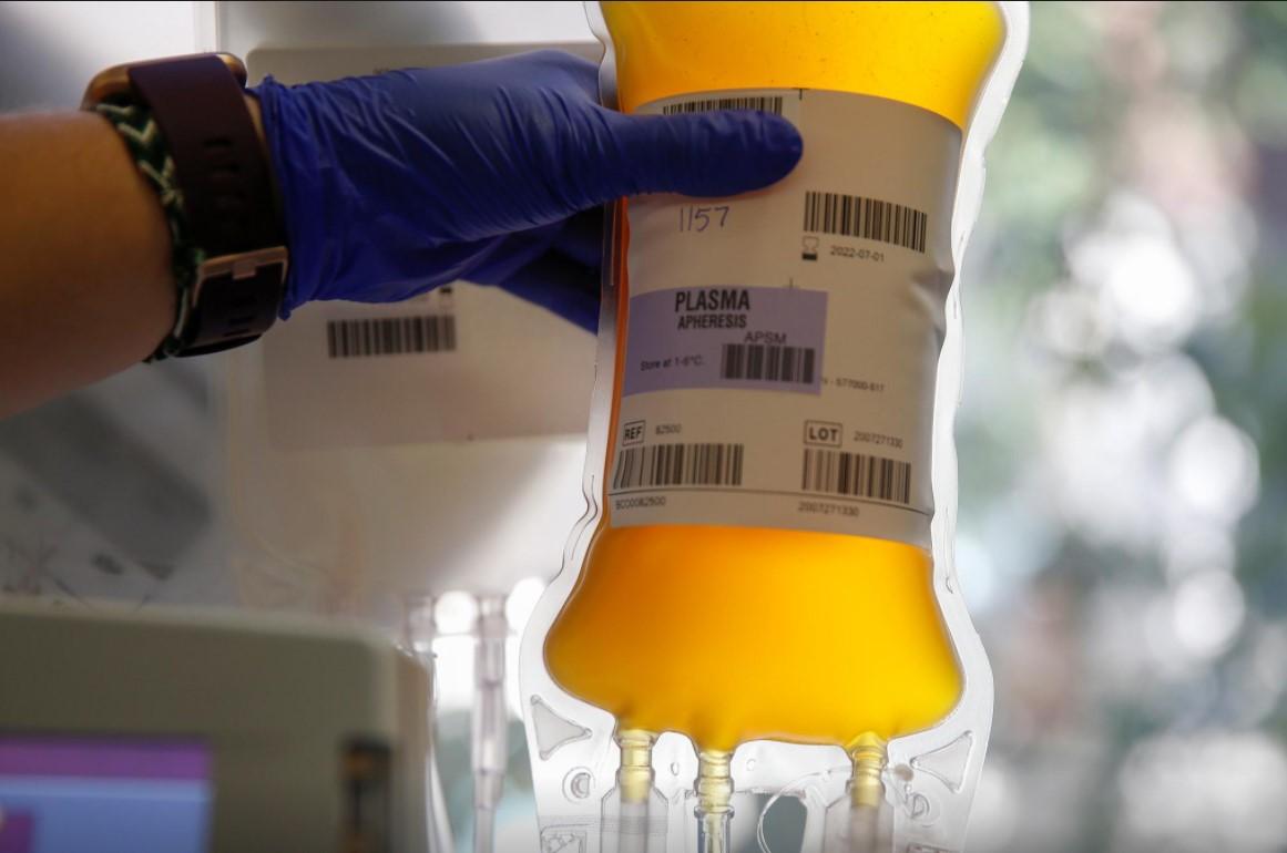 Blood collection specialist Kathryn Severson holds a bag of convalescent plasma from a recovered coronavirus patient at the Central Seattle Donor Center of Bloodworks Northwest during the coronavirus disease (COVID-19) global outbreak, in Seattle, Washington, U.S. September 2, 2020. - Avaz