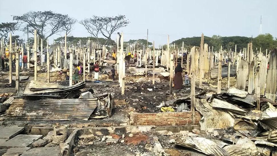 Blaze razes 500 houses in Bangladesh Rohingya camp