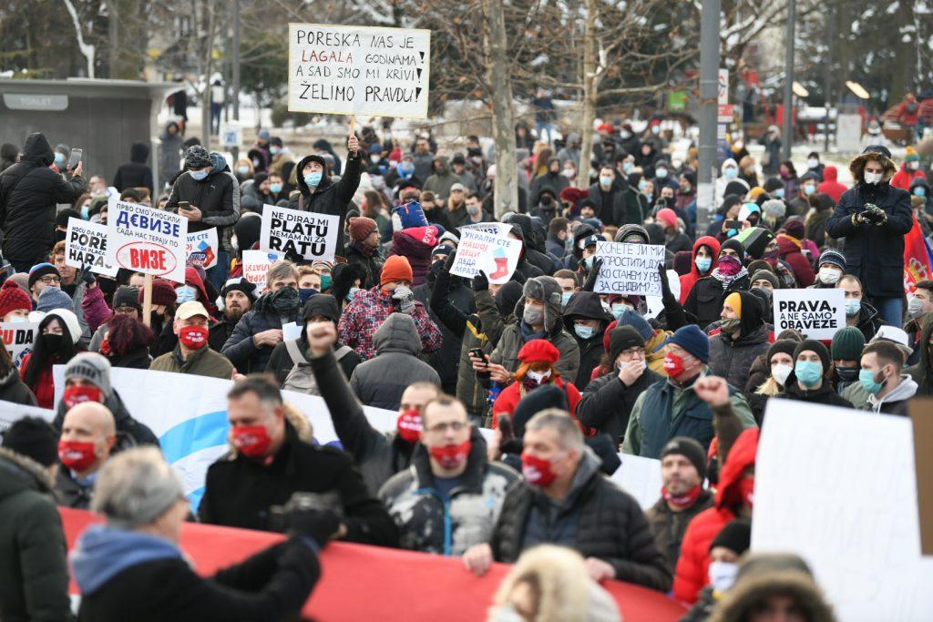 Protesti u Beogradu: "Mali slušaj tatu, ne diraj mi platu", "Honorarci nisu kriminalci"...