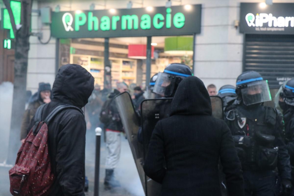 Demonstranti gađali grudvama policajce, oni uzvratili suzavcem