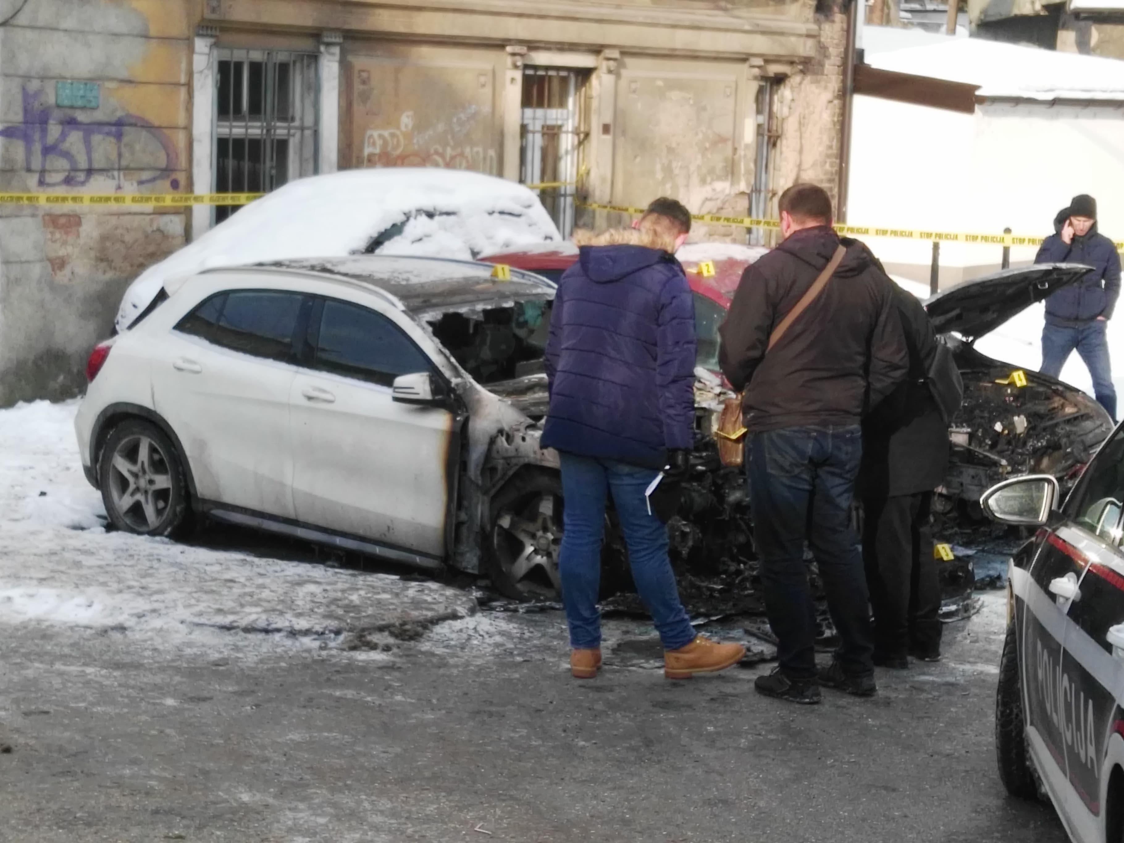 U toku uviđaj na Baščaršiji: Ko je zapalio Mercedes i Golf?