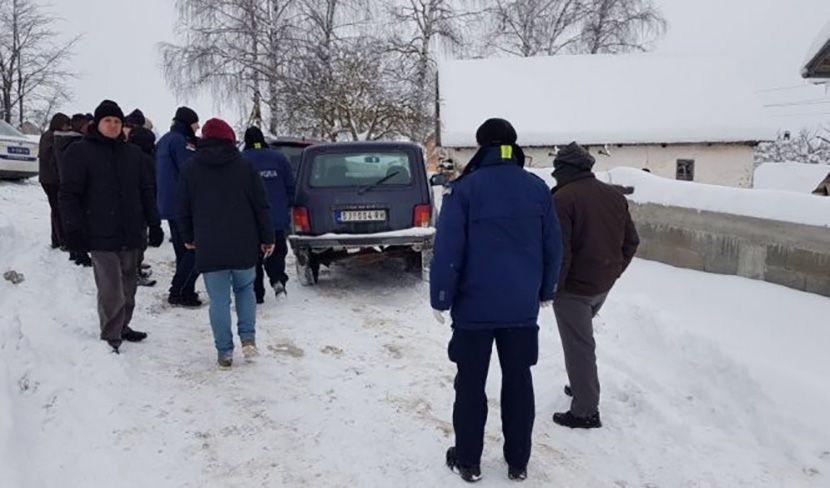 Brat i sestra bili u sobi dok im je otac ubijao majku, djeda i nanu