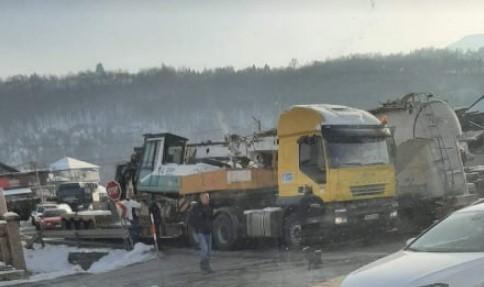 Sudarila se dva kamiona, obustavljen saobraćaj