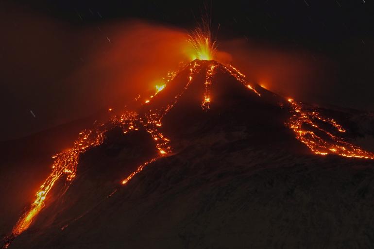 Lava iz vulkana izlila se u dva kraka iz istog kratera - Avaz