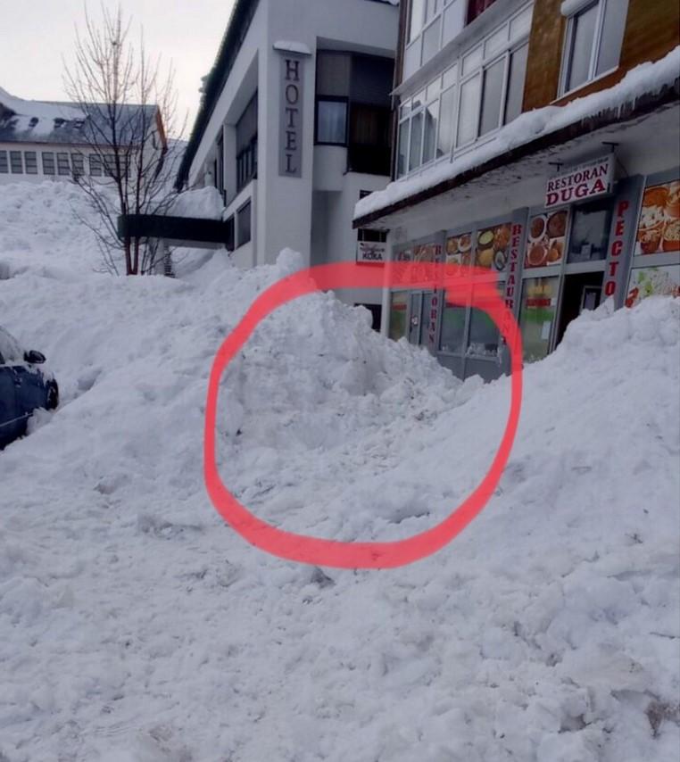 Snijeg sa krova zgrade pao i zatrpao ženu i dijete, građani ih spasili