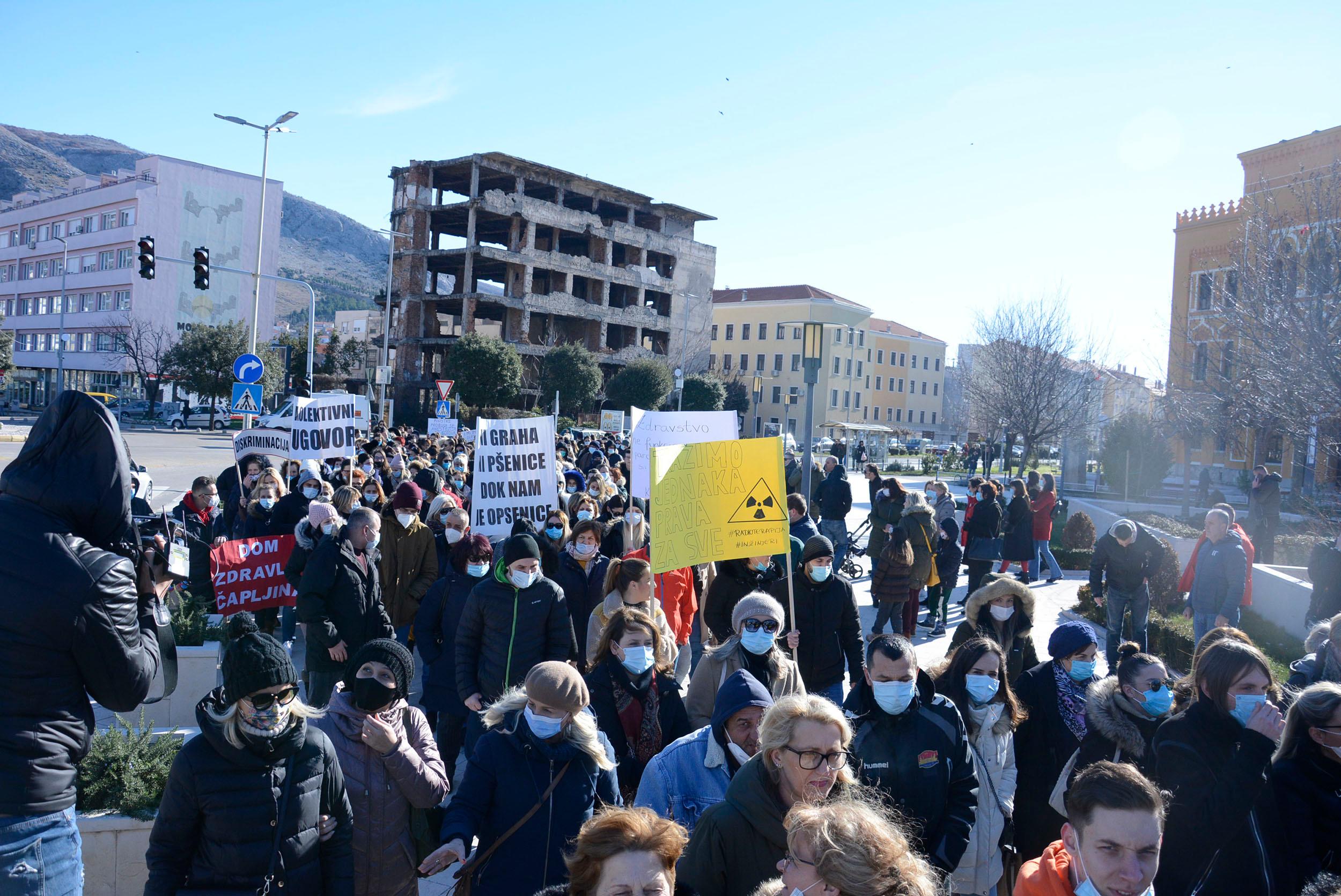 Pod sloganom "Svi pred Vladu" medicinari u HNK danas ponovo na ulici