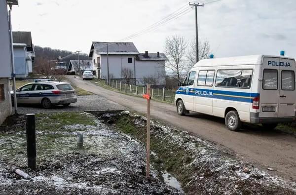 Prve fotografije s lica mjesta: Muškarac bacio bombu na radnike koji su došli da mu isključe struju