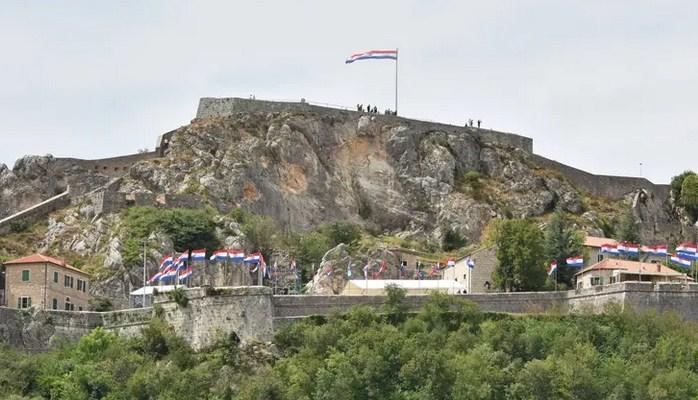Provokacija u Kninu: "Ovdje će se vijoriti srpska zastava"