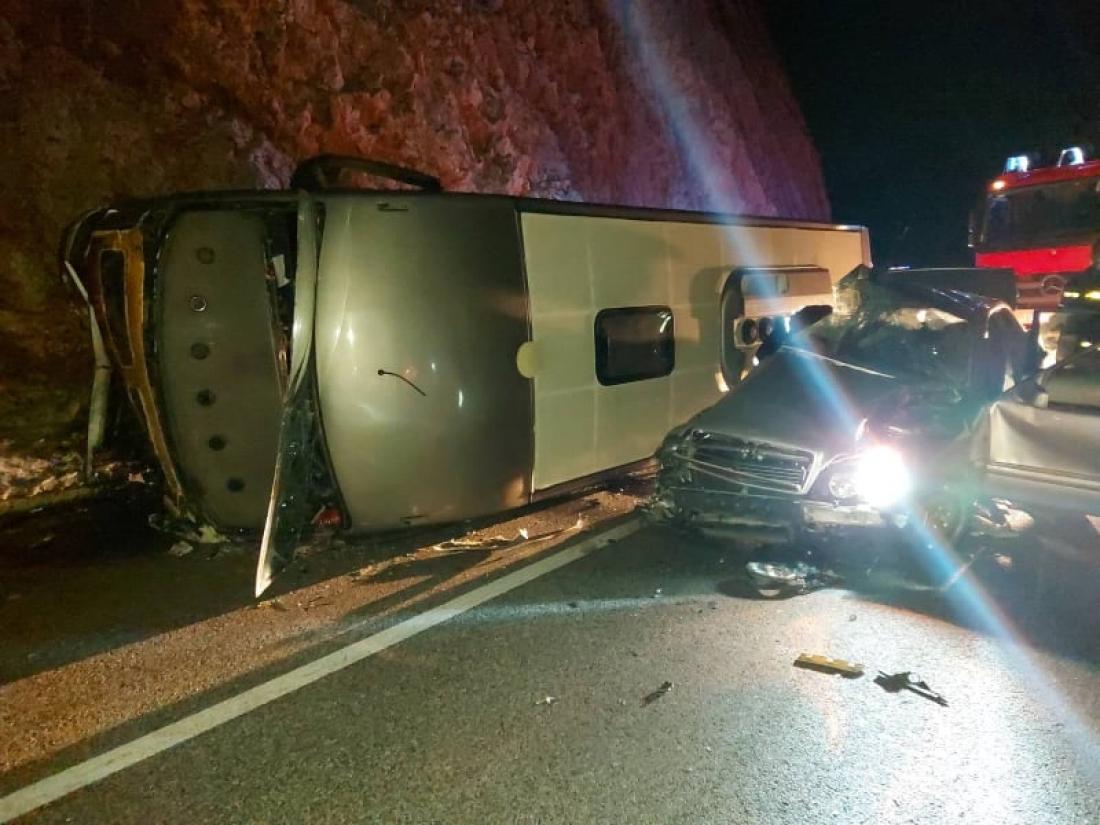 Vatrogasci izvadili povrijeđenog vozača iz slupanog Mercedesa