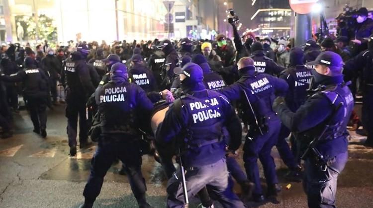 Hiljade Poljaka protestvovalo protiv zabrane abortusa