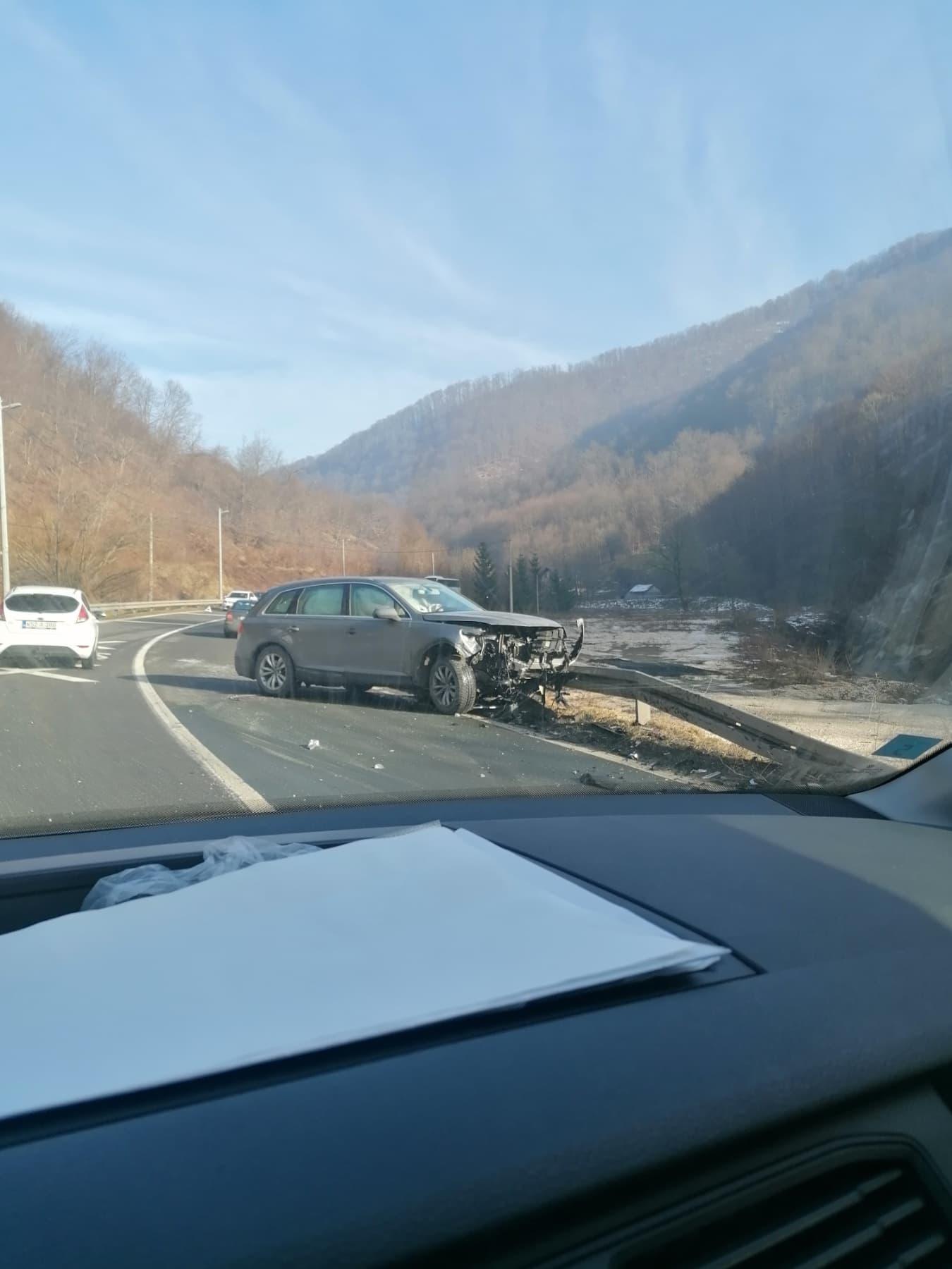 Automobil završio na bankini - Avaz