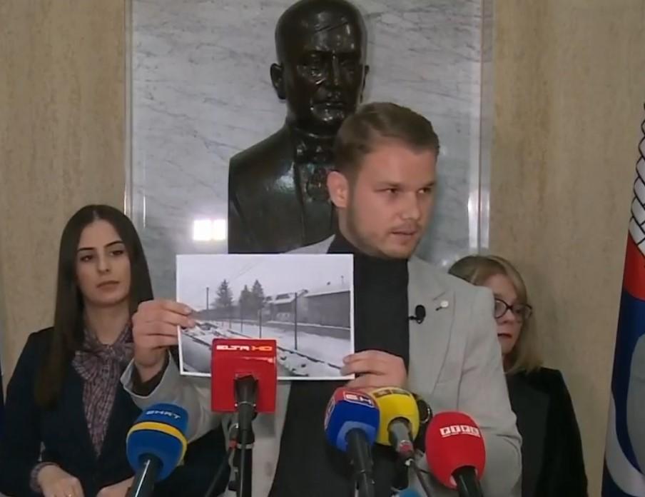 He also showed a photograph of a fence that costed 120,000 KM - Avaz