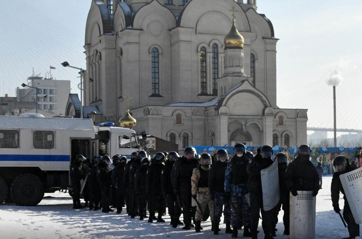 Russia detains over 2,700 at protests against jailing of Kremlin critic Navalny