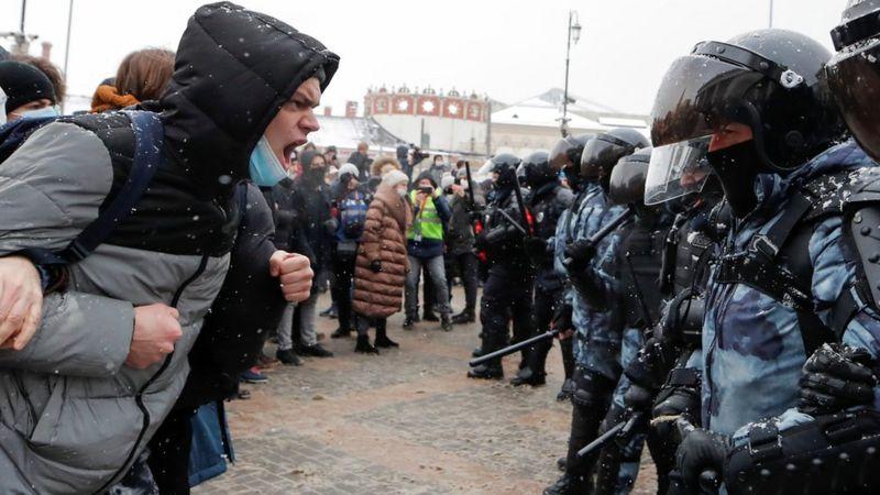 Tokom protesta u Rusiji privedeno 35 novinara