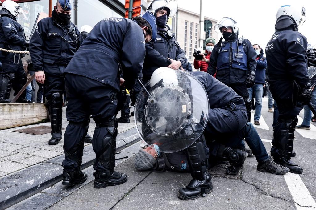 Policija hapsila demonstrante - Avaz