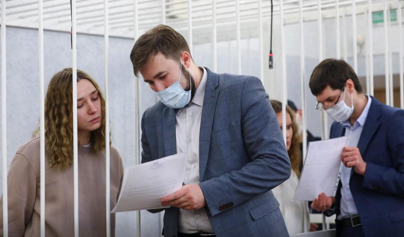 Yekaterina Andreeva and Darya Chultsova, Belarusian journalists working for the Polish television channel Belsat accused of coordinating mass protests in 2020 by broadcasting live reports, listen to lawyers while standing inside a defendants' cage before a court hearing in Minsk, Belarus February 9, 2021. - Avaz