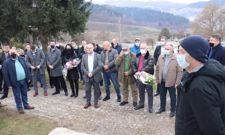 Delegacije Vlade BPK i Grada Goražda, boračkih udruženja, rodbina, prijatelji i nekadašnji saborci obišli su mezarja u Kolijevkama i Glamoču - Avaz