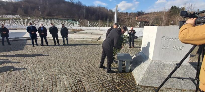 They laid flowers in Potočari - Avaz