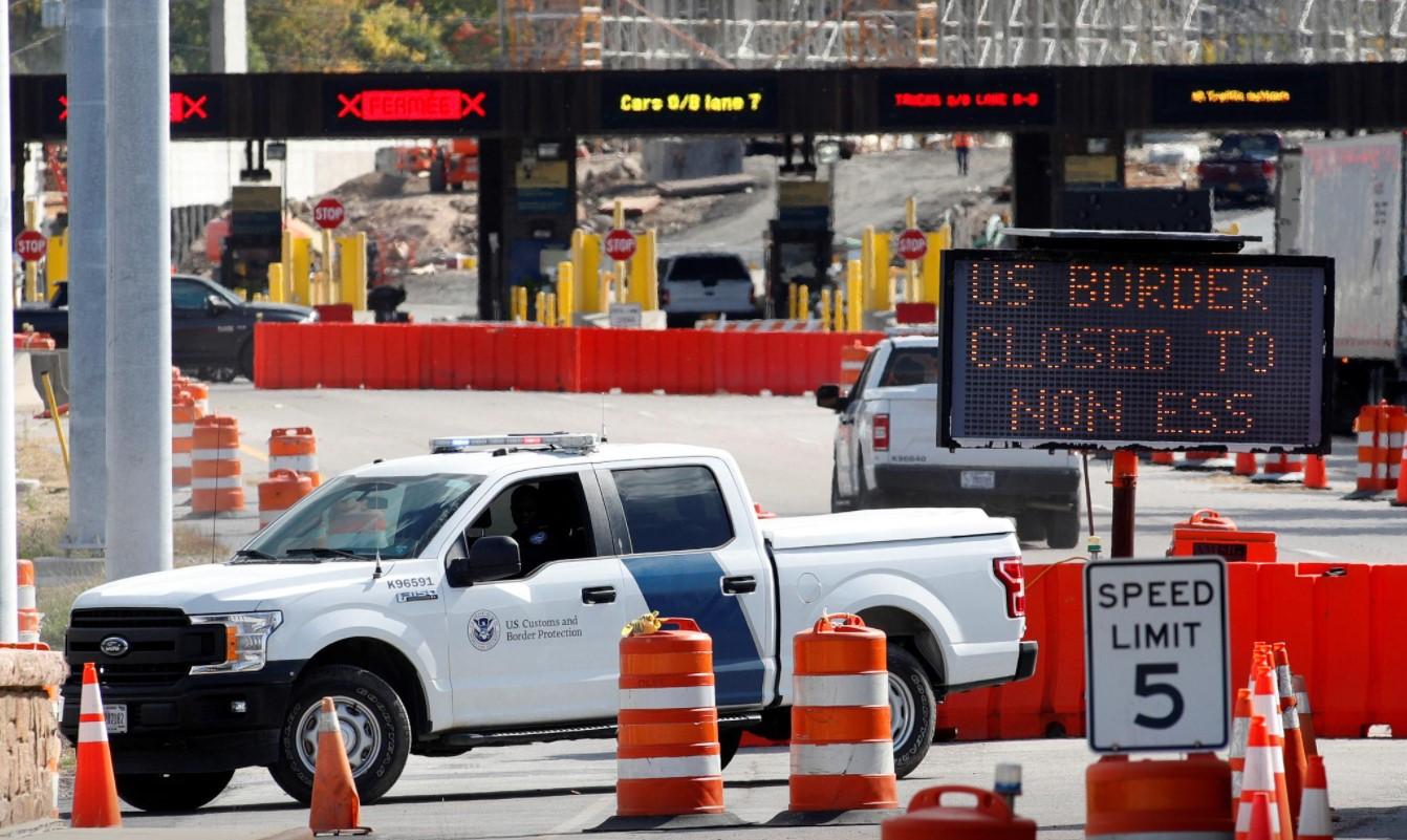 A U.S. Customs and Protection vehicle stands beside a sign reading that the border is closed to non-essential traffic at the Canada-United States border crossing at the Thousand Islands Bridge, to combat the spread of the coronavirus disease (COVID-19) in Lansdowne, Ontario, Canada September 28, 2020. - Avaz