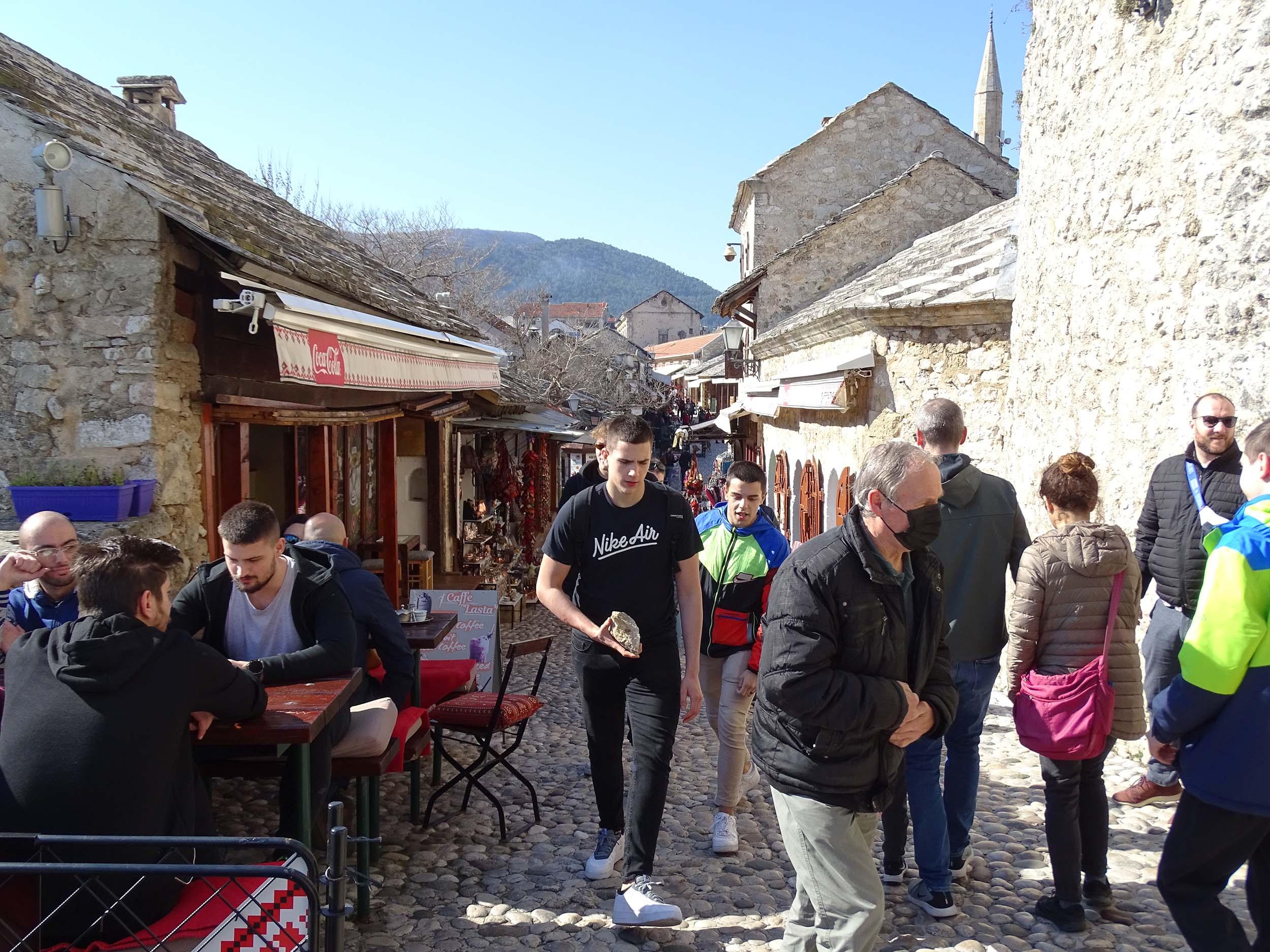 Ulice najvećeg grada na Neretvi pune šetača - Avaz