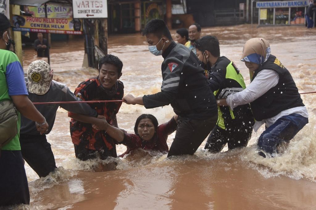 Floodwaters had hit 200 neighbourhoods in the region, and 40 were still under at least one foot of water on Sunday - Avaz