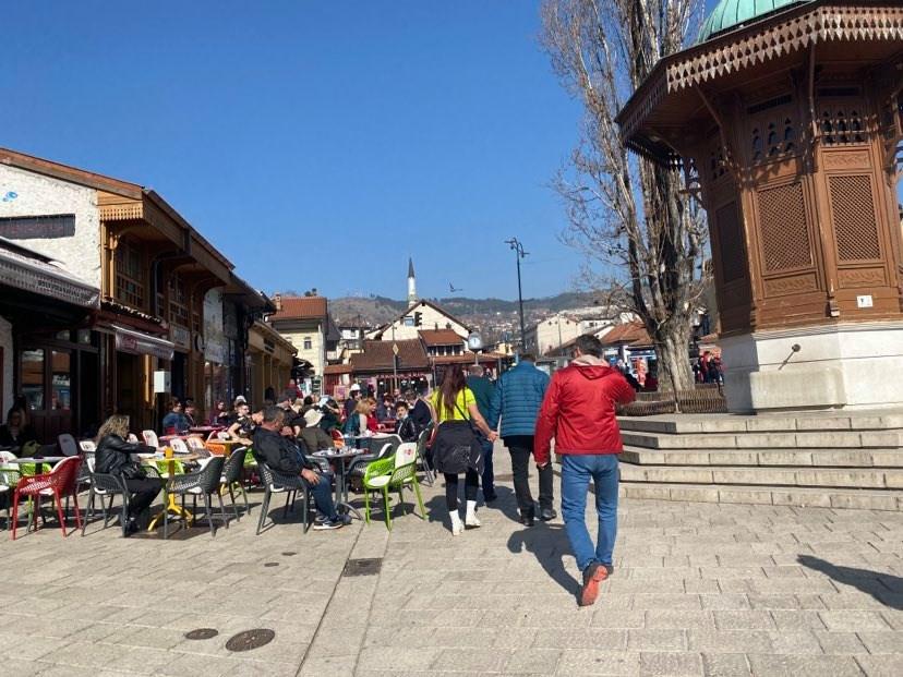 Mjere pooštrene, brojni građani šetaju gradom i ispijaju kafe