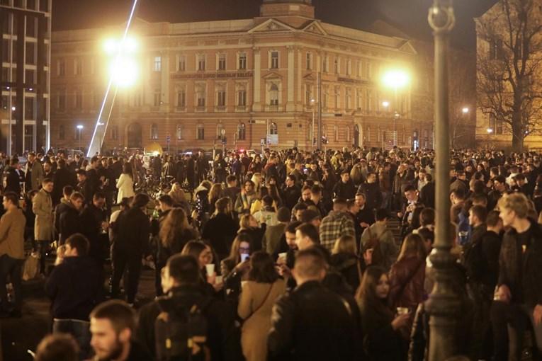 Sinoć se kod HNK okupile stotine mladih, pili i tukli se, a iza sebe ostavili gomilu smeća