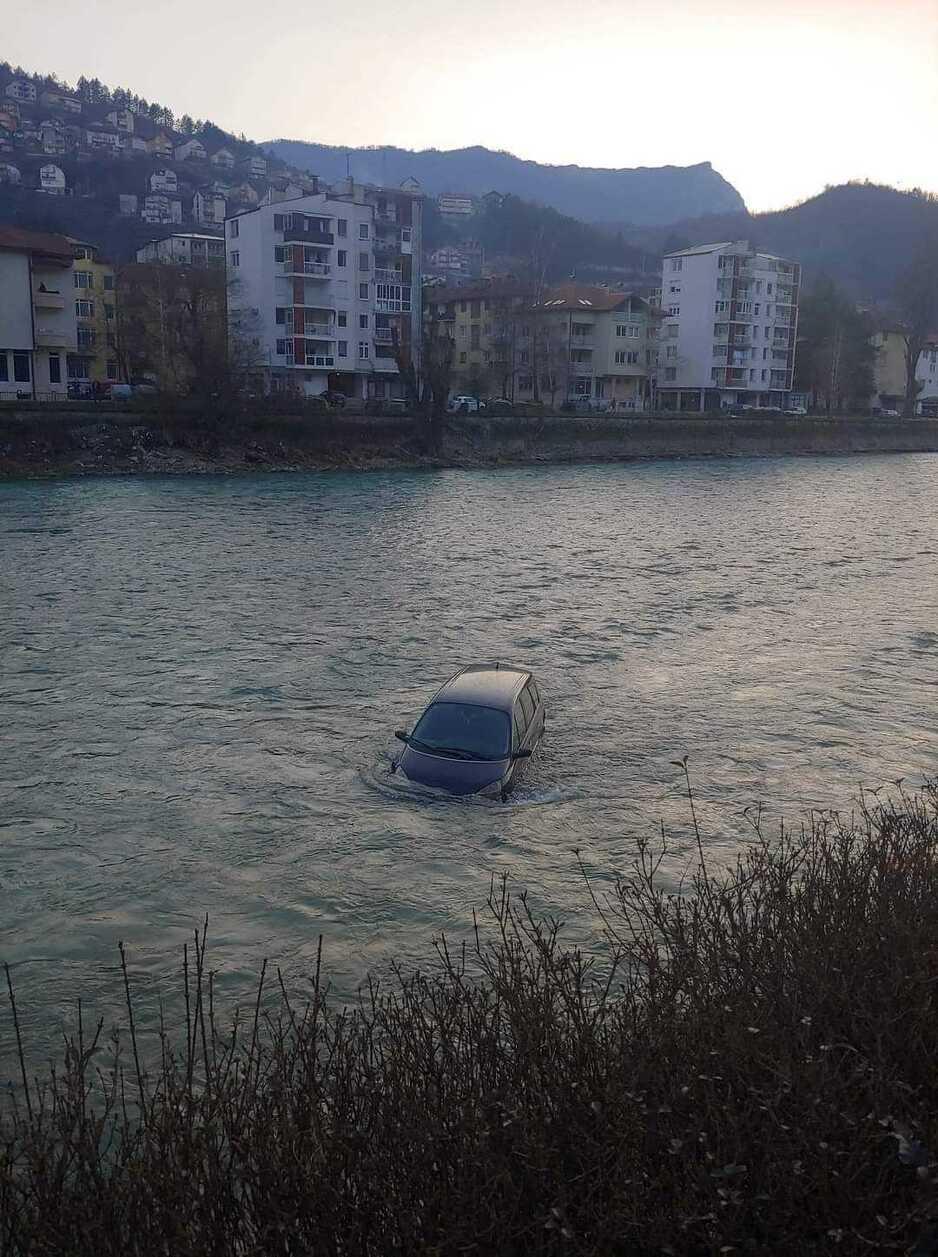 Sumnja se da vozač nije adekvatno osigurao automobil - Avaz