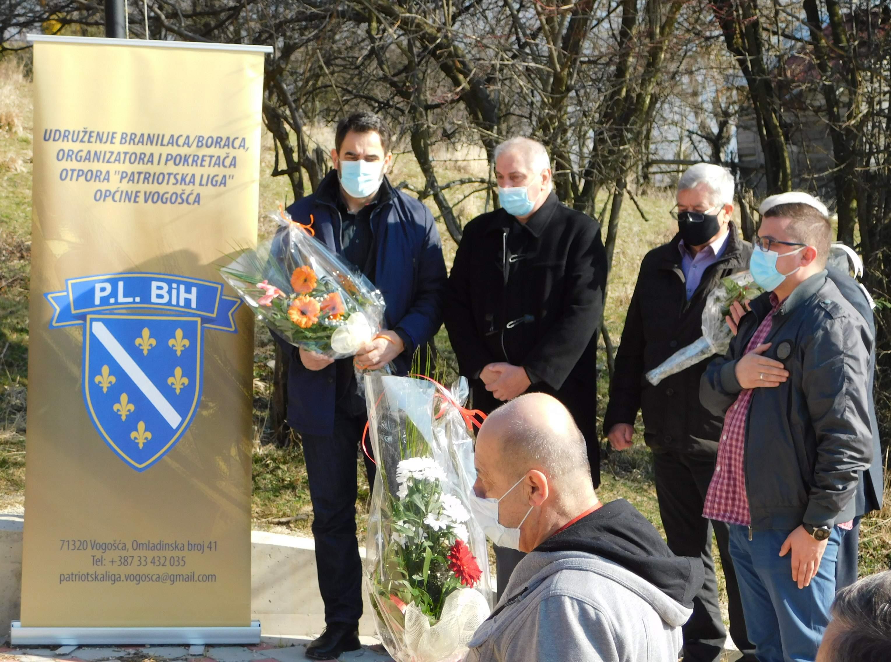 Položeno cvijeće ispred spomen-obilježja - Avaz