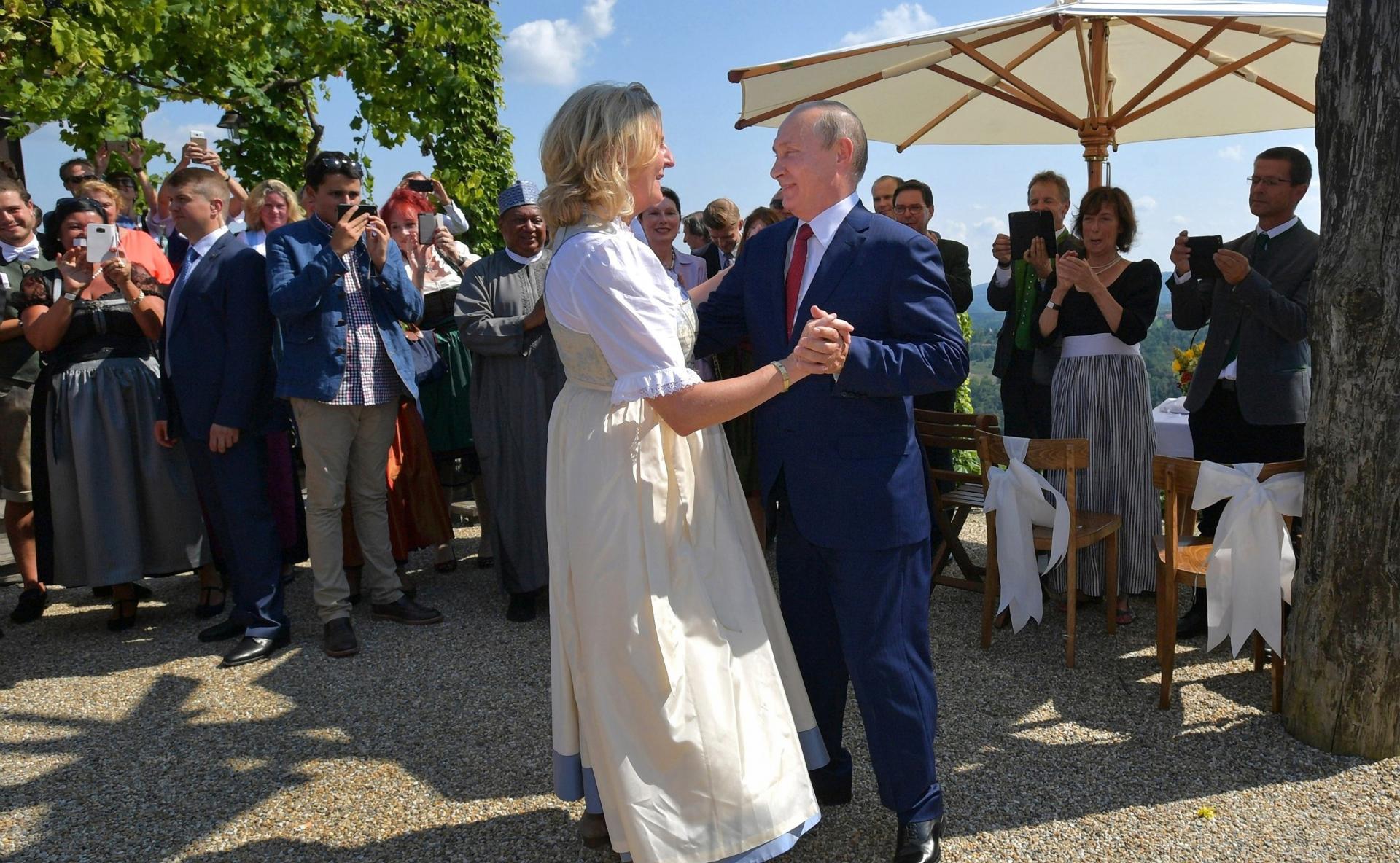 Karin Kneissl i Vladimir Putin plešu na njenoj svadbi - Avaz