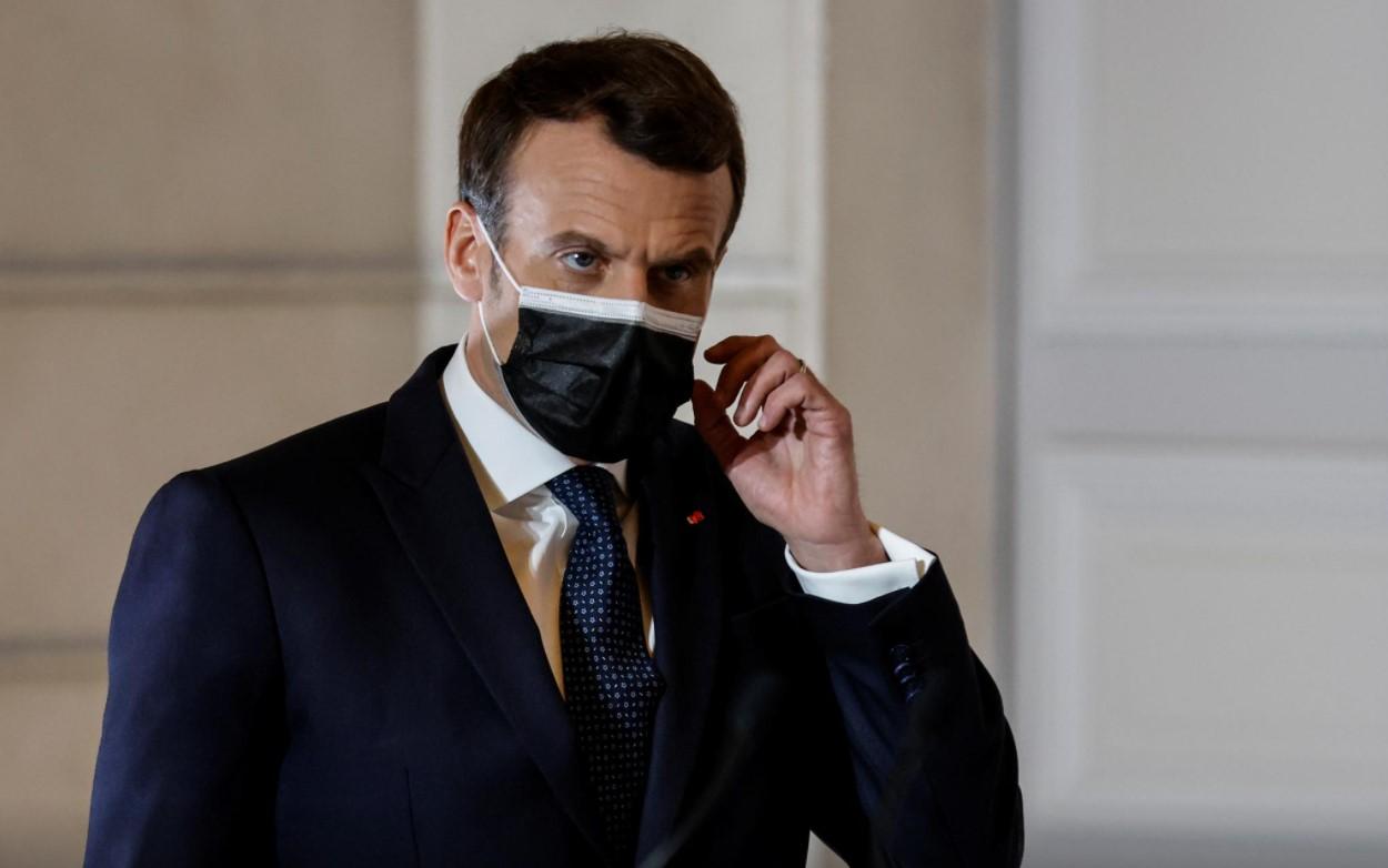 French President Emmanuel Macron arrives to deliver a press conference after a European Council summit held over video-conference, in Paris, France February 25, 2021. - Avaz