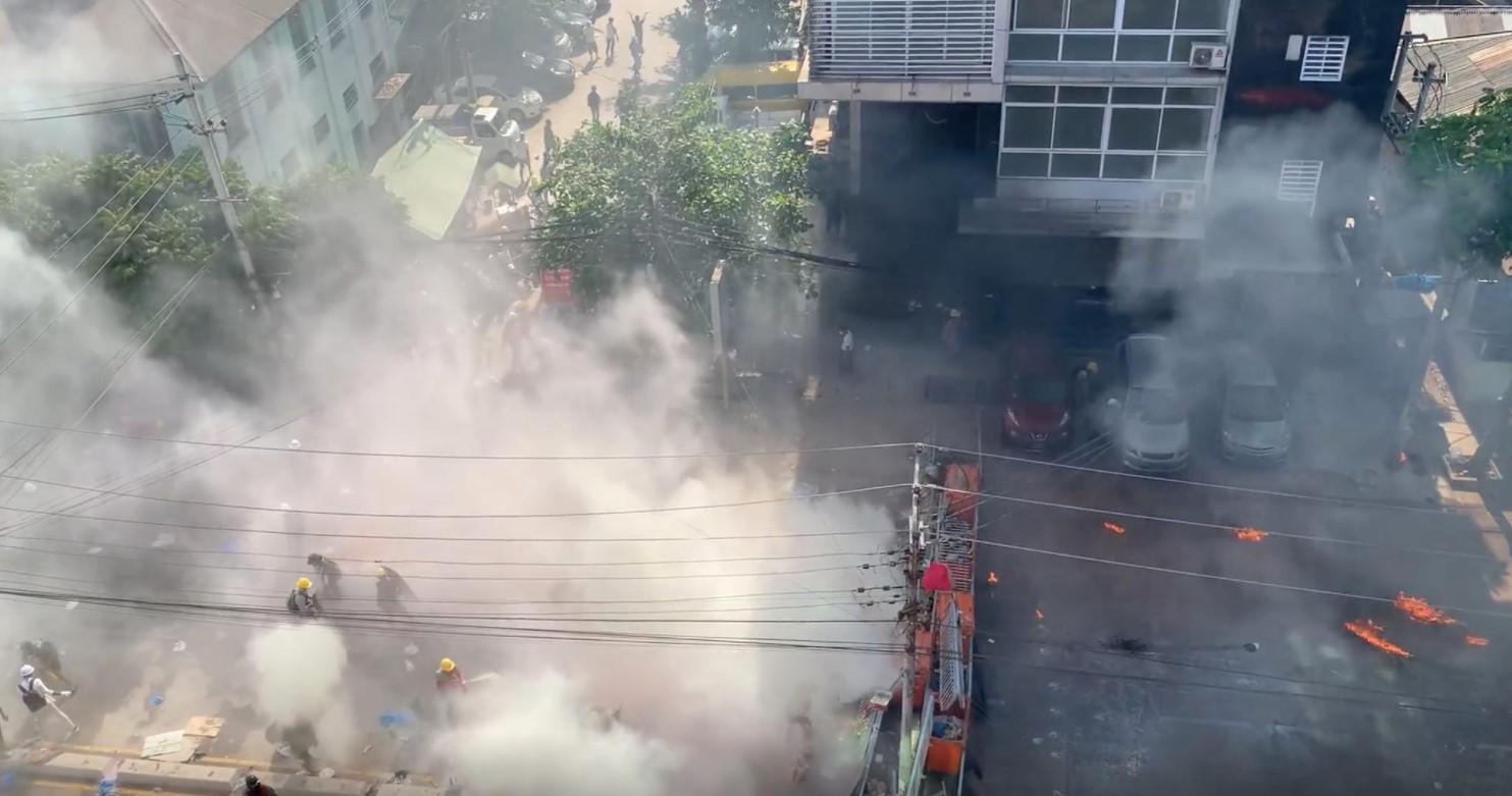 Demonstrators clash with police amidst a cloud of smoke during a protest in Yangon, Myanmar, March 4, 2021, in this still image taken from a video - Avaz