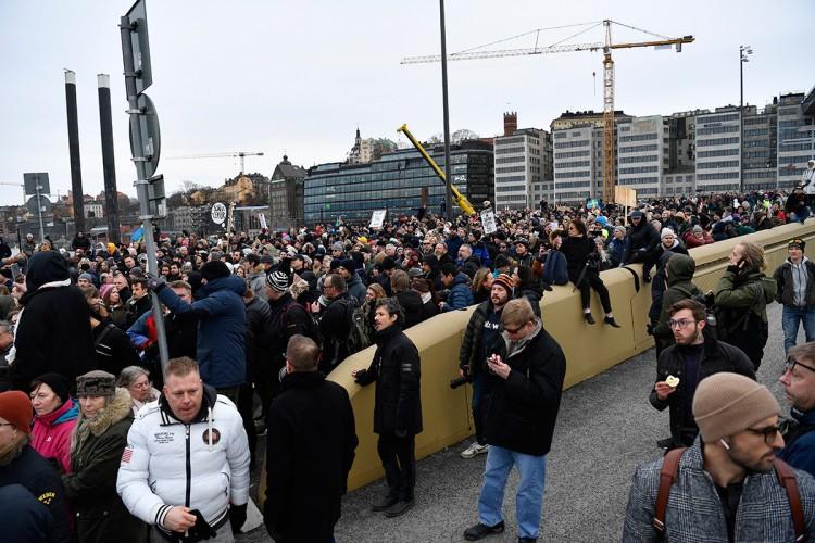 Demonstranti na ulicama - Avaz