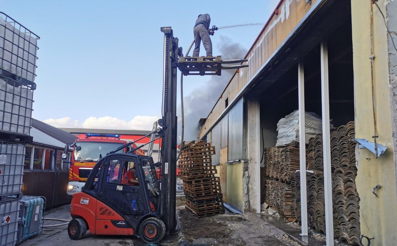 Detalji požara u Hrasnici: Dvojica hrabrih radnika iz buktinje izvukli burad s opasnim hemikalijama i spriječili eksploziju