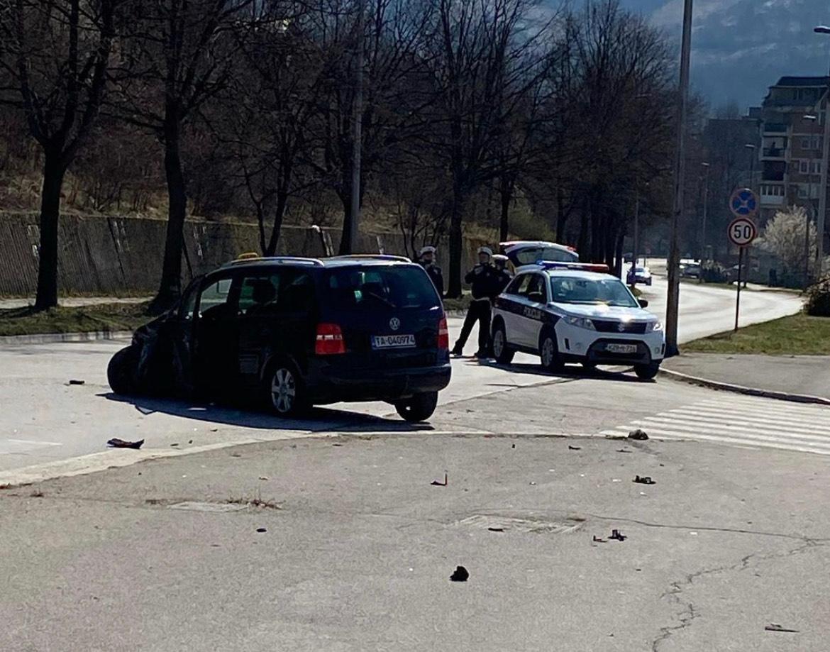 Nesreća u Zenici: Vozač Golfa 4 se zabio u taksi vozilo i sletio s ceste