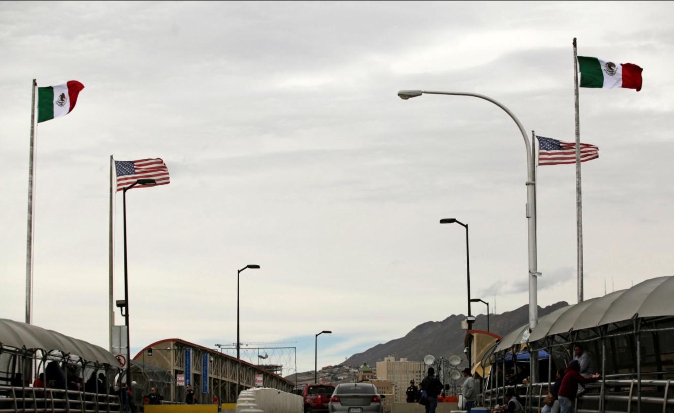 People queue to cross into the U.S. at the Paso del Norte border crossing bridge, as seen from Ciudad Juarez, Mexico March 1, 2020. - Avaz