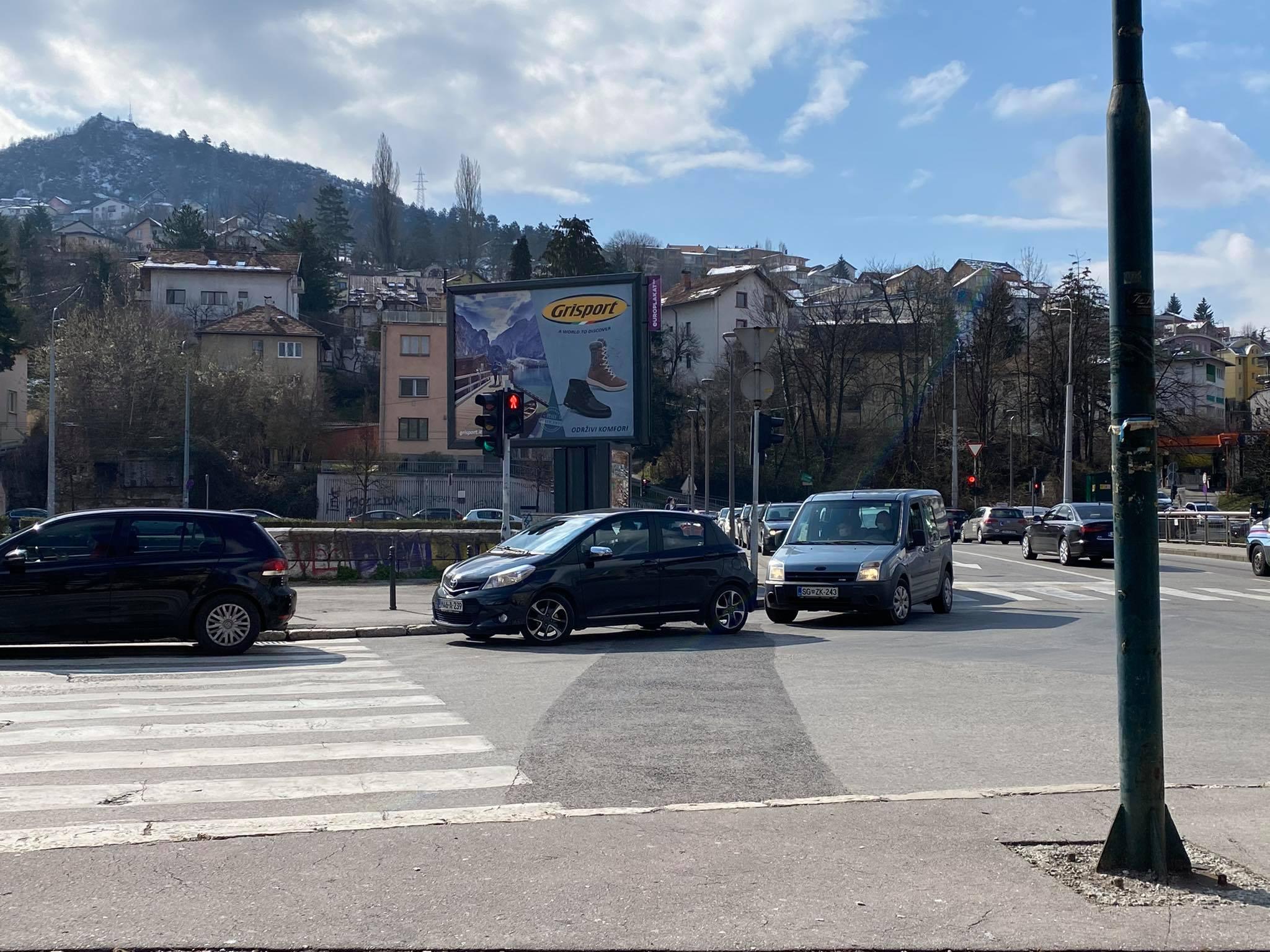 Duga kolona automobila ispred "drive in" punkta - Avaz