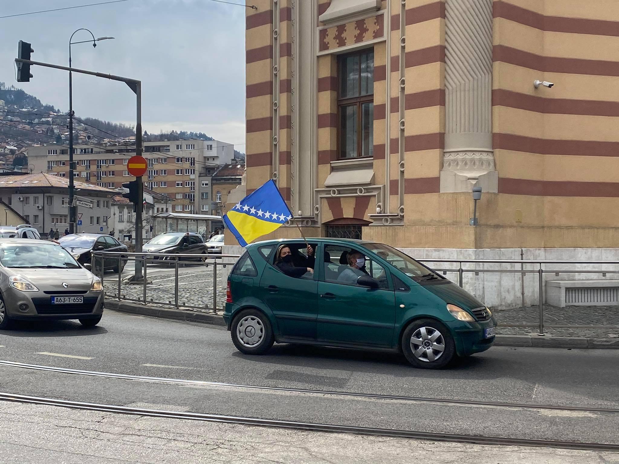 U koloni više stotina vozila: Podrška Bogiću Bogićeviću na ulicama Sarajeva