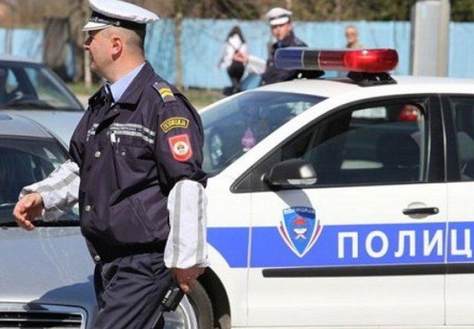 Policajci savladali maloljetnike - Avaz