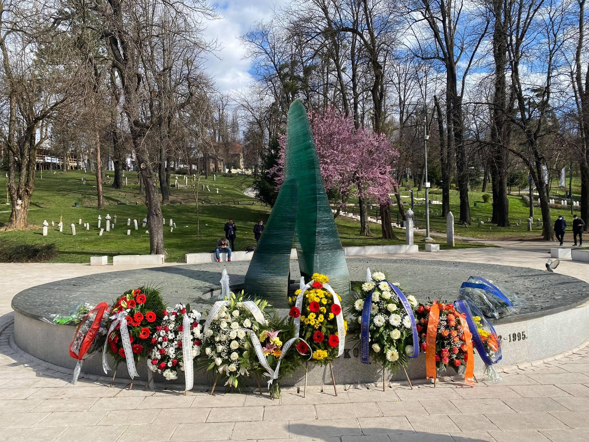 Polaganje cvijeća na spomen-obilježju ubijenoj djeci Sarajeva - Avaz