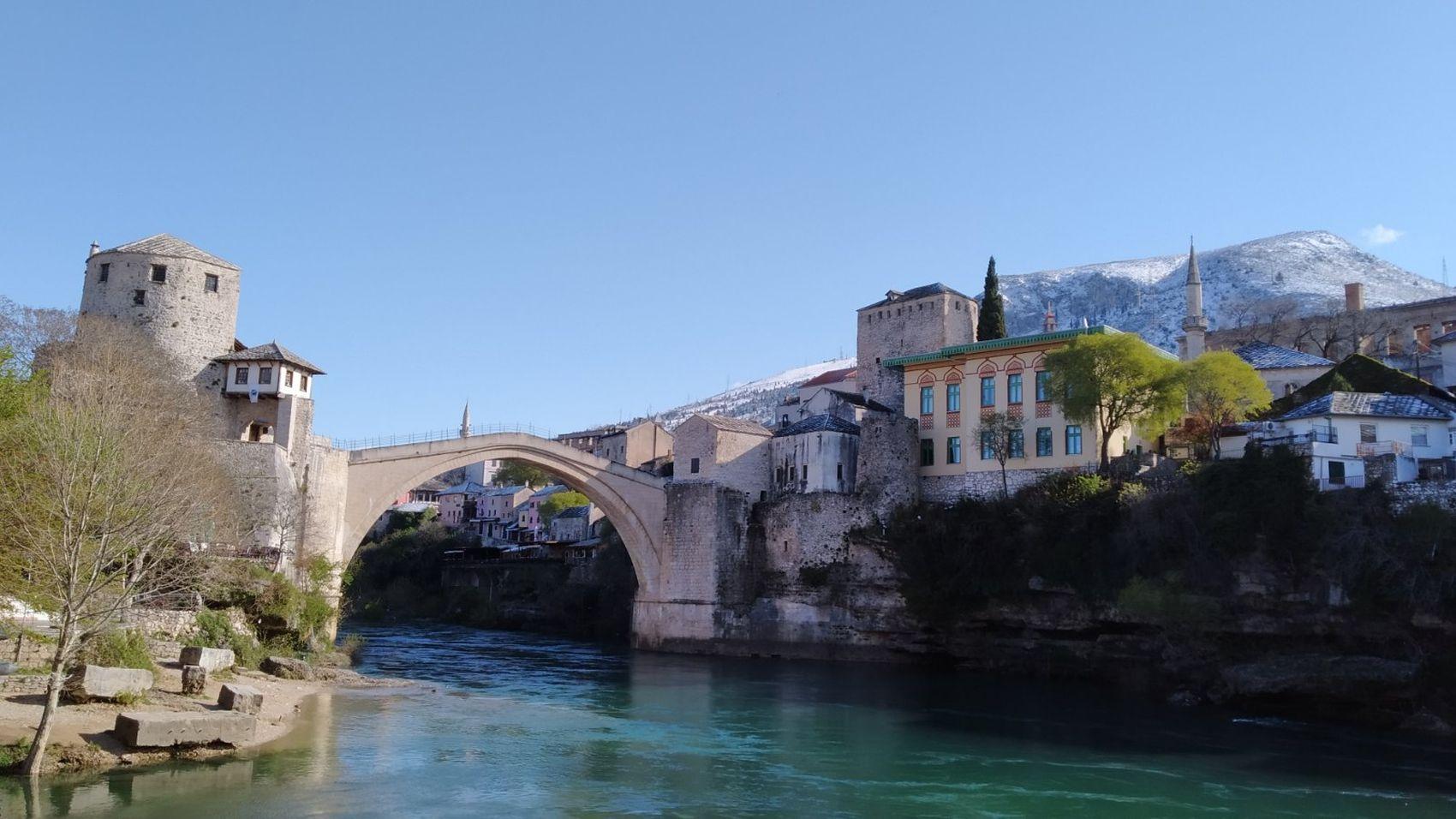 U Mostaru sinoć mećava, jutros sunce, bašte kafića rade