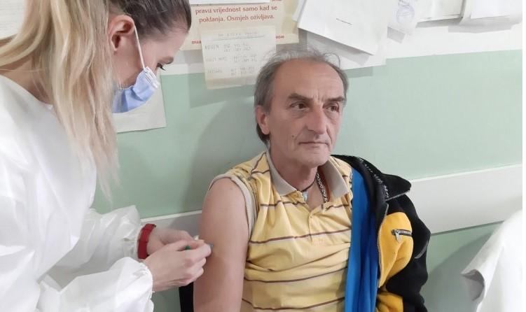 Vaccination of the elderly begins in nursing home institutions