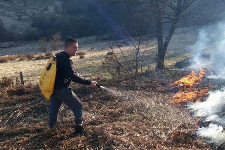 Vatrogasci šest sati gasili požar - Avaz