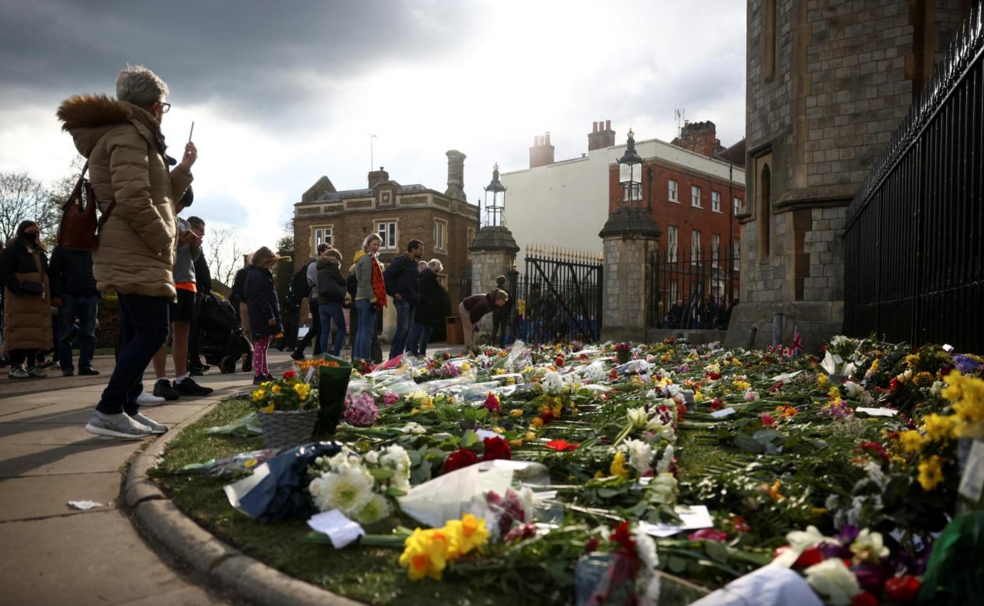 People observe flowers outside Windsor castle, after Britain's Prince Philip, husband of Queen Elizabeth, died at the age of 99, in Windsor, near London, Britain, April 11, 2021. - Avaz