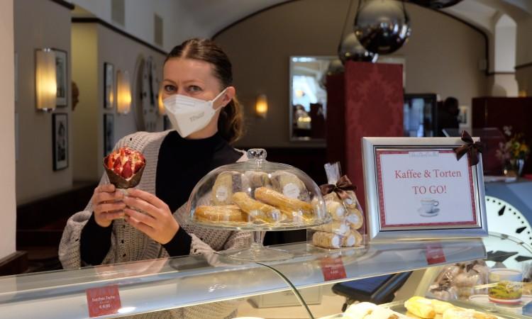 Bečki "Cafe Museum" prodaje kolače i testira goste na koronu