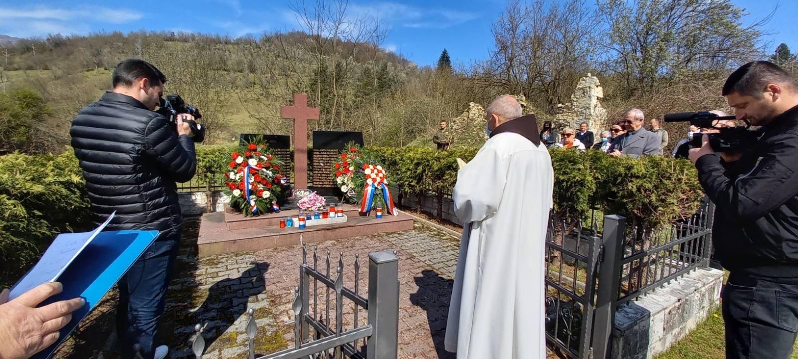 Položeno cvijeće na spomen-obilježje - Avaz