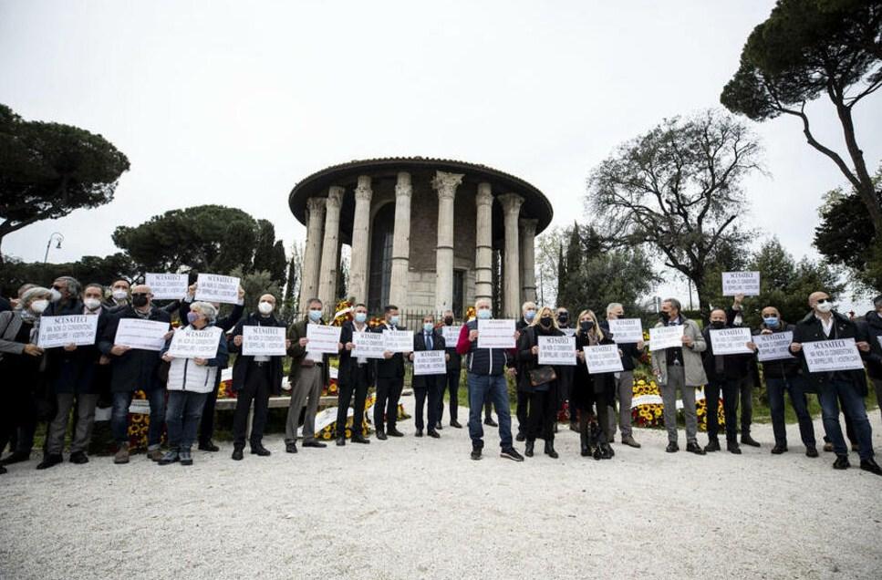 Protest grobara u Rimu: Neka tijela stoje u hladnjačama još od početka godine