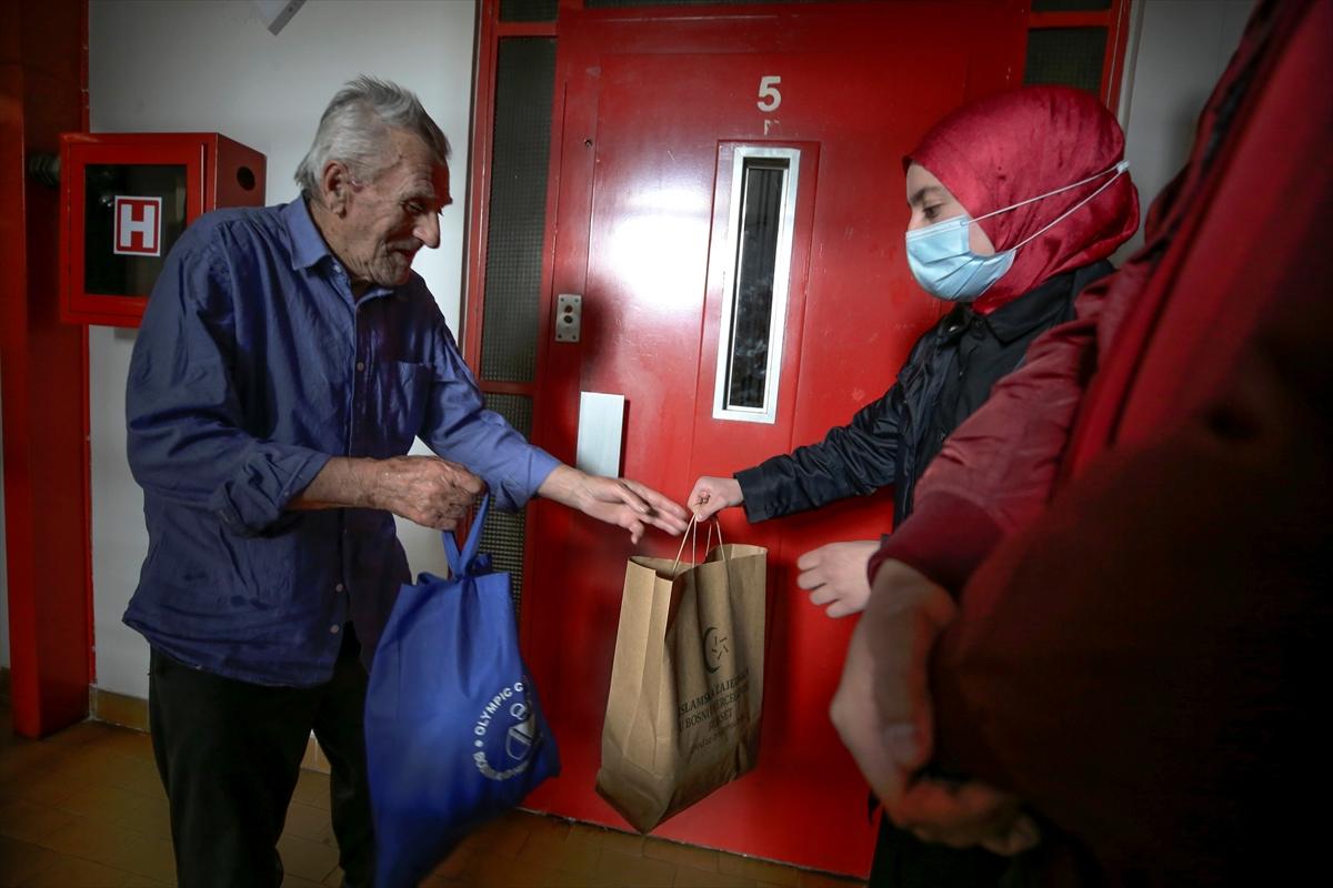 Mladi u BiH dijele iftare starijim sugrađanima uz poruku da nisu sami