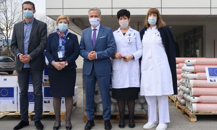 This medical equipment, worth about 70,000 euros, consists of a ten-liter oxygen bottle, an oxygen reduction valve with a pressure flow meter and a humidifier with a patient mask - Avaz