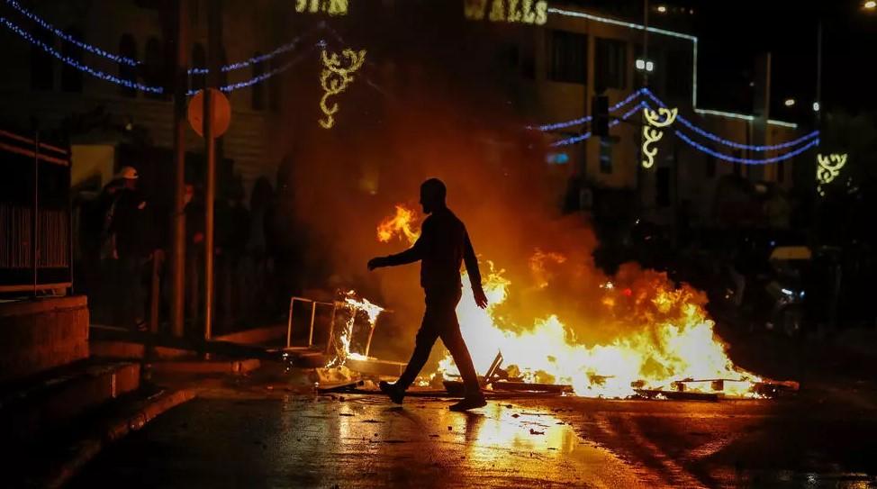 Palestinian protesters set rubbish ablaze on the streets of annexed east Jerusalem amid clashes with Israeli police in which more than 120 people are wounded - Avaz